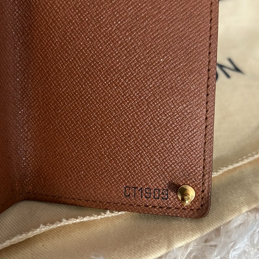 Louis Vuitton Monogram Card Case - Picture 4 of 13